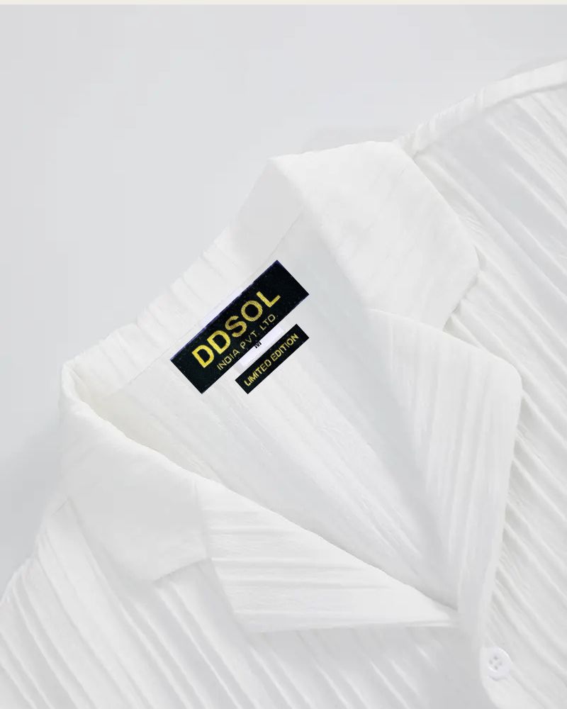 Collar detail with DDSOL label on white short-sleeve shirt