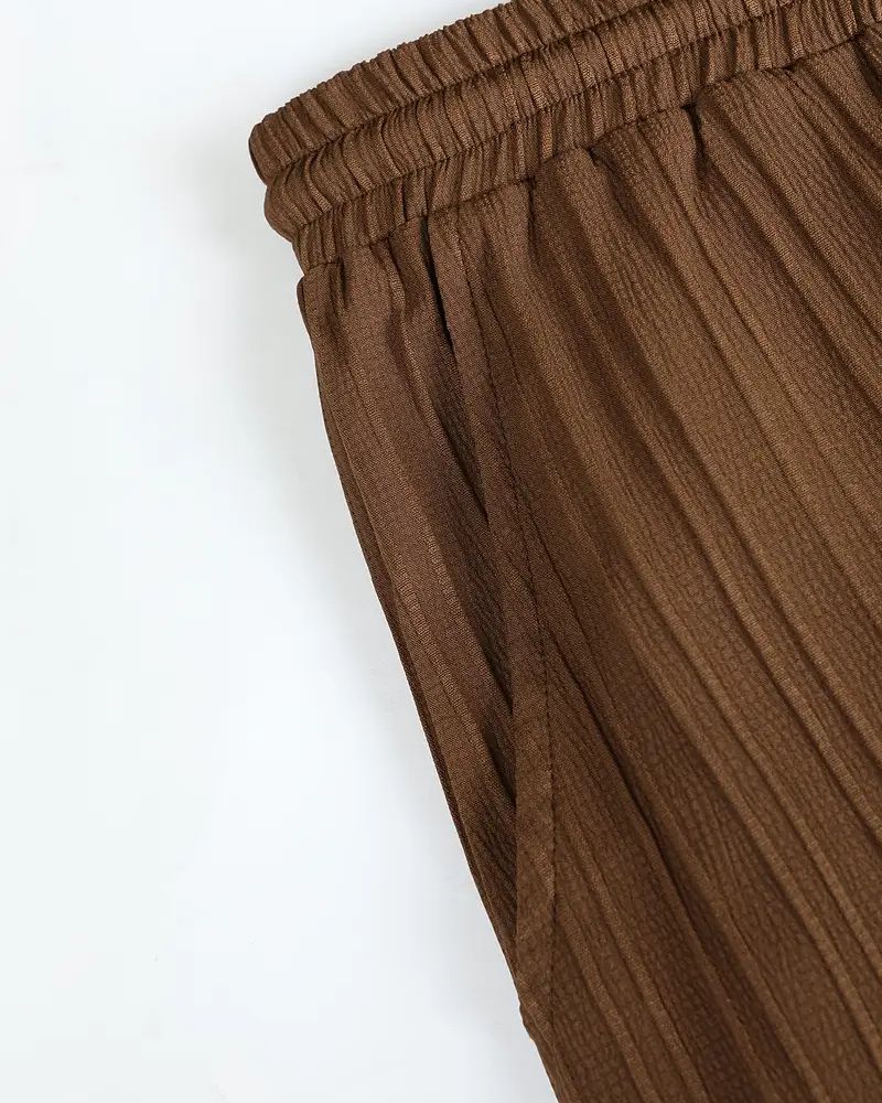 Side pocket detail on men’s cocoa brown pleated pants